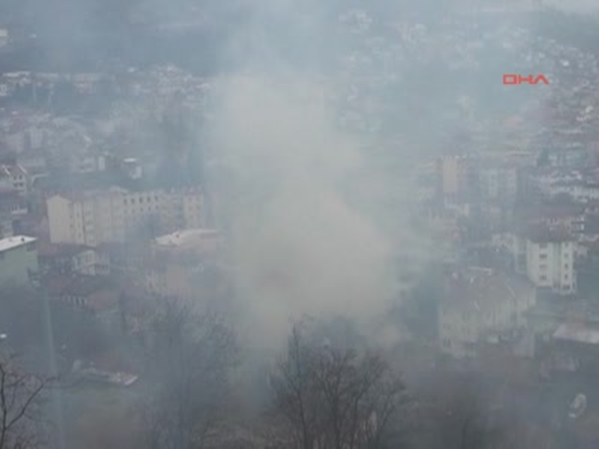 Bursa\'da 3 Katlı Tarihi Ahşap Ev Kül Oldu