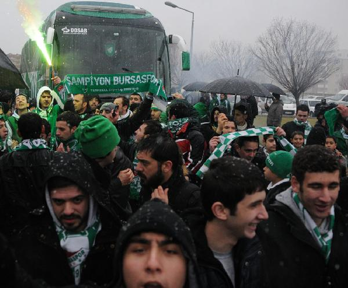 Bursaspor\'u İstanbul\'a Kar ve Soğuğa Rağmen Yaklaşık 1500 Taraftar Uğurladı