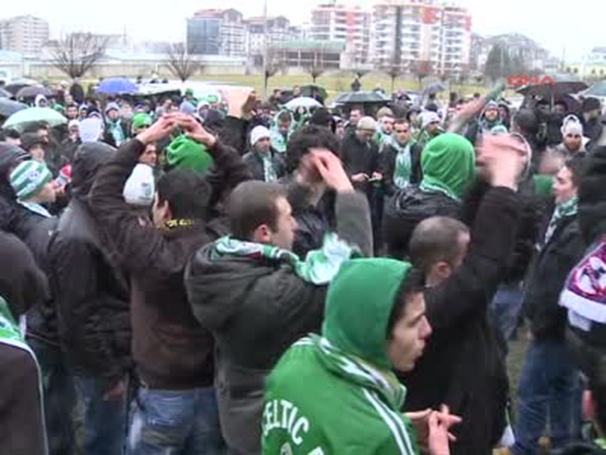Bursaspor\'u Taraftarlar Meşalelerle Uğurladı