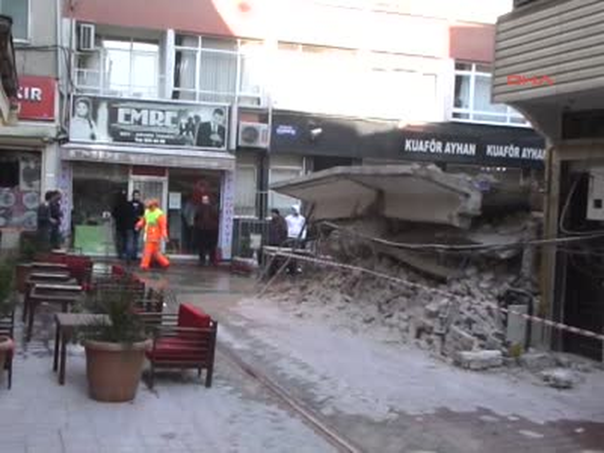 Çöken Binanın Molozları Temizleniyor