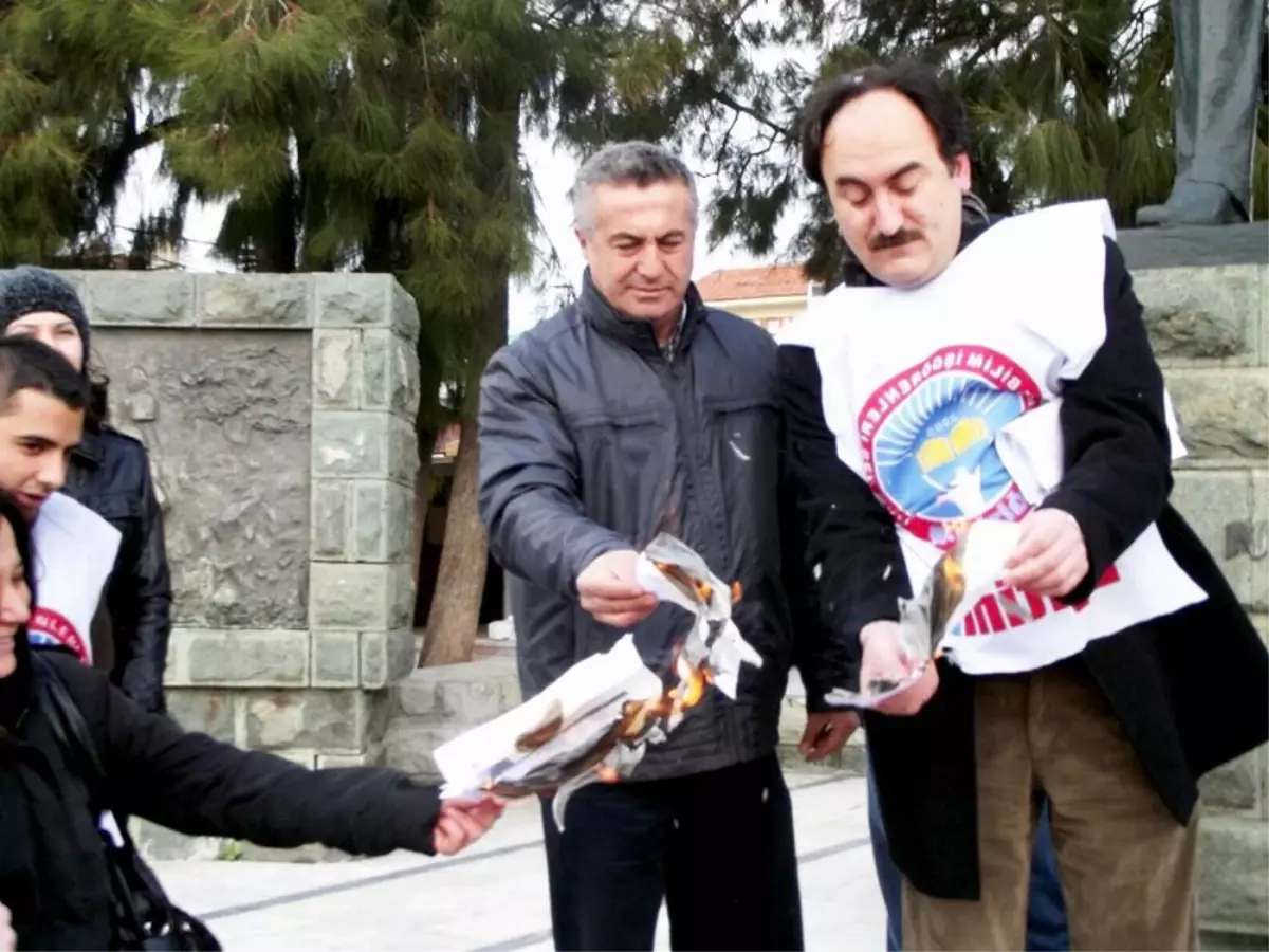 Eğitim-İş Ayvalık Temsilciliği Kamu Çalışanlarına Zam Yapılmamasını Protesto Etti