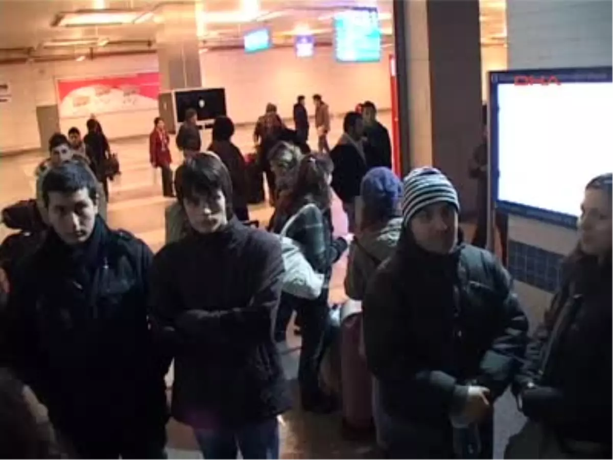 Ek Havalimanı Durağında Yolcular Elektrik Gelmesini Bekliyor