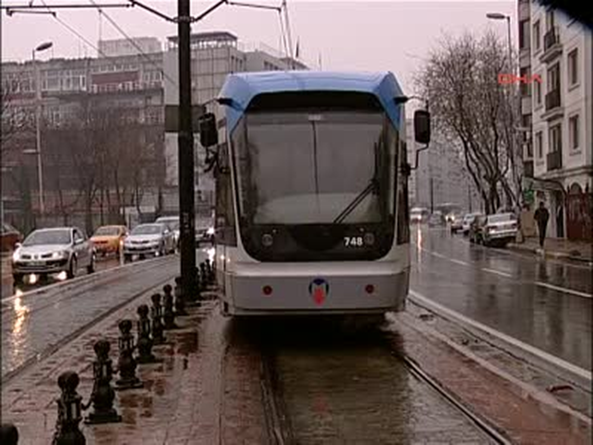 Ek Karaköy\'de Tramvaylar Yolda Kaldı