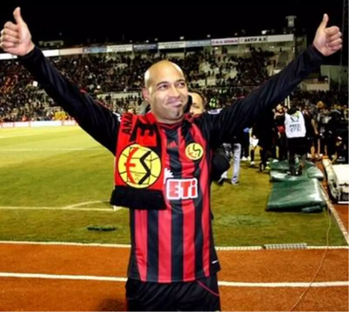 Eskişehirspor\'un Başarılı Futbolcusu Dede Sözleşmesini Uzattı