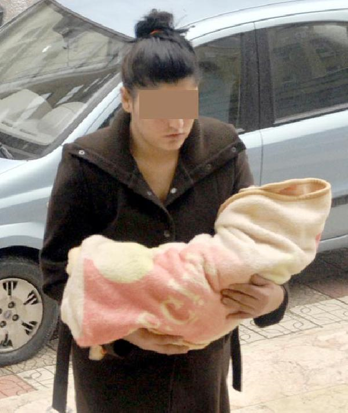 Evinin Kapısını Kırıp Evli Kadını Taciz Ettiler