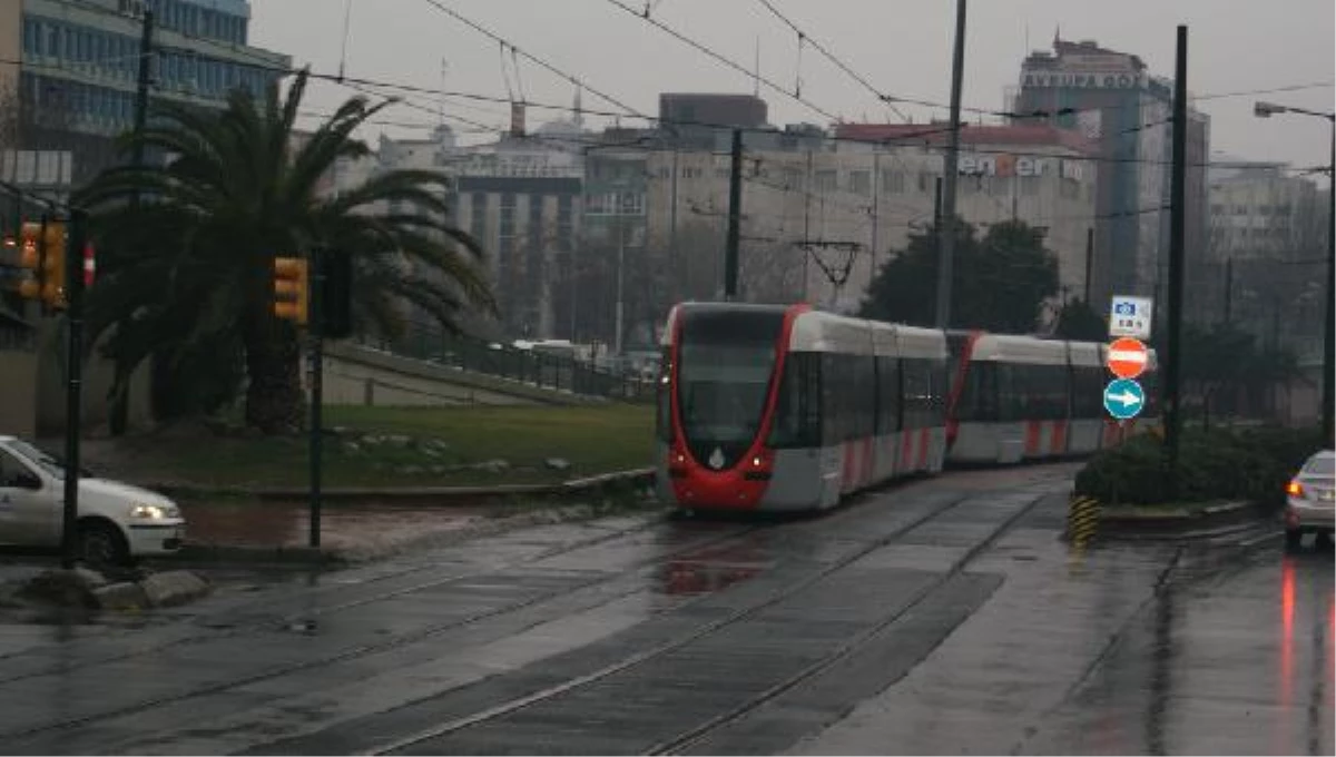 İstanbul\'da Elektrik Kesintisi Ulaşımı Felç Etti