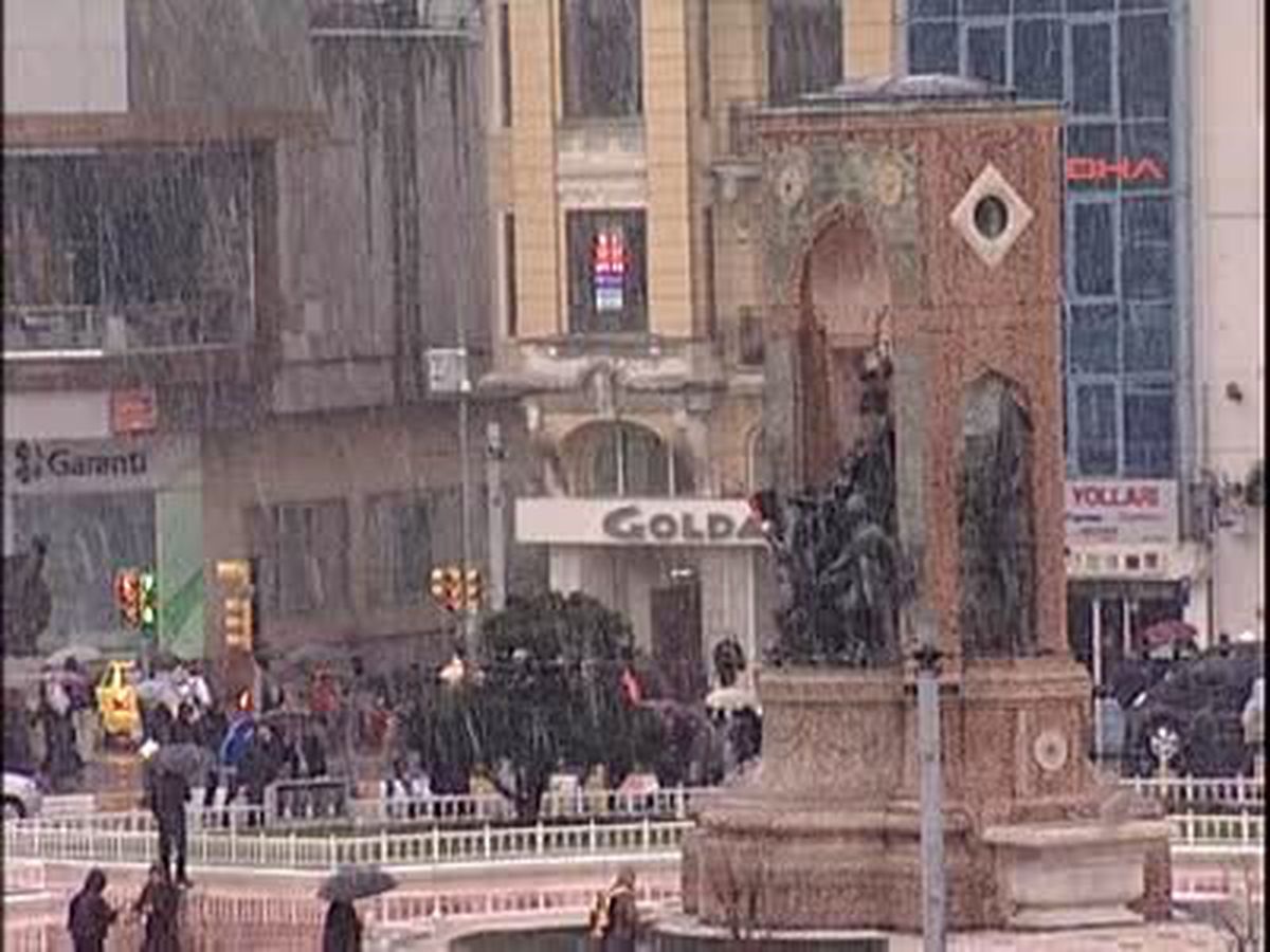 İstanbul\'da Lapa Lapa Kar Yağışı