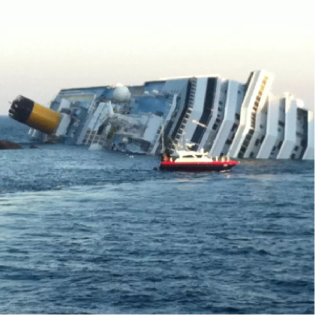 İtalya\'da Kaza Yapan Geminin Görüntüsü