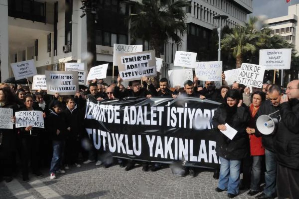 İzmir\'de Büyükşehir Tutuklamalarına Protesto