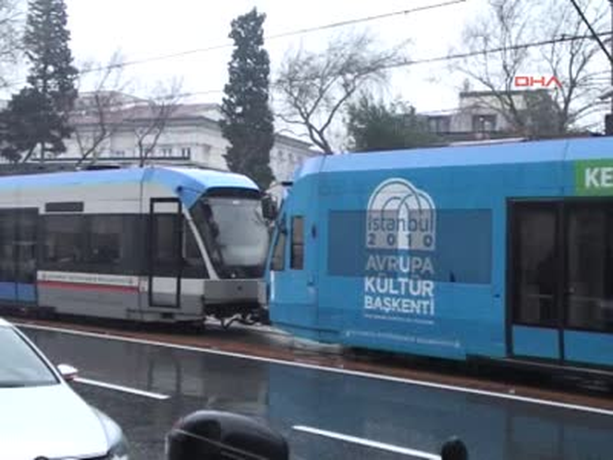 Karaköy\'de Tramvaylar Yolda Kaldı