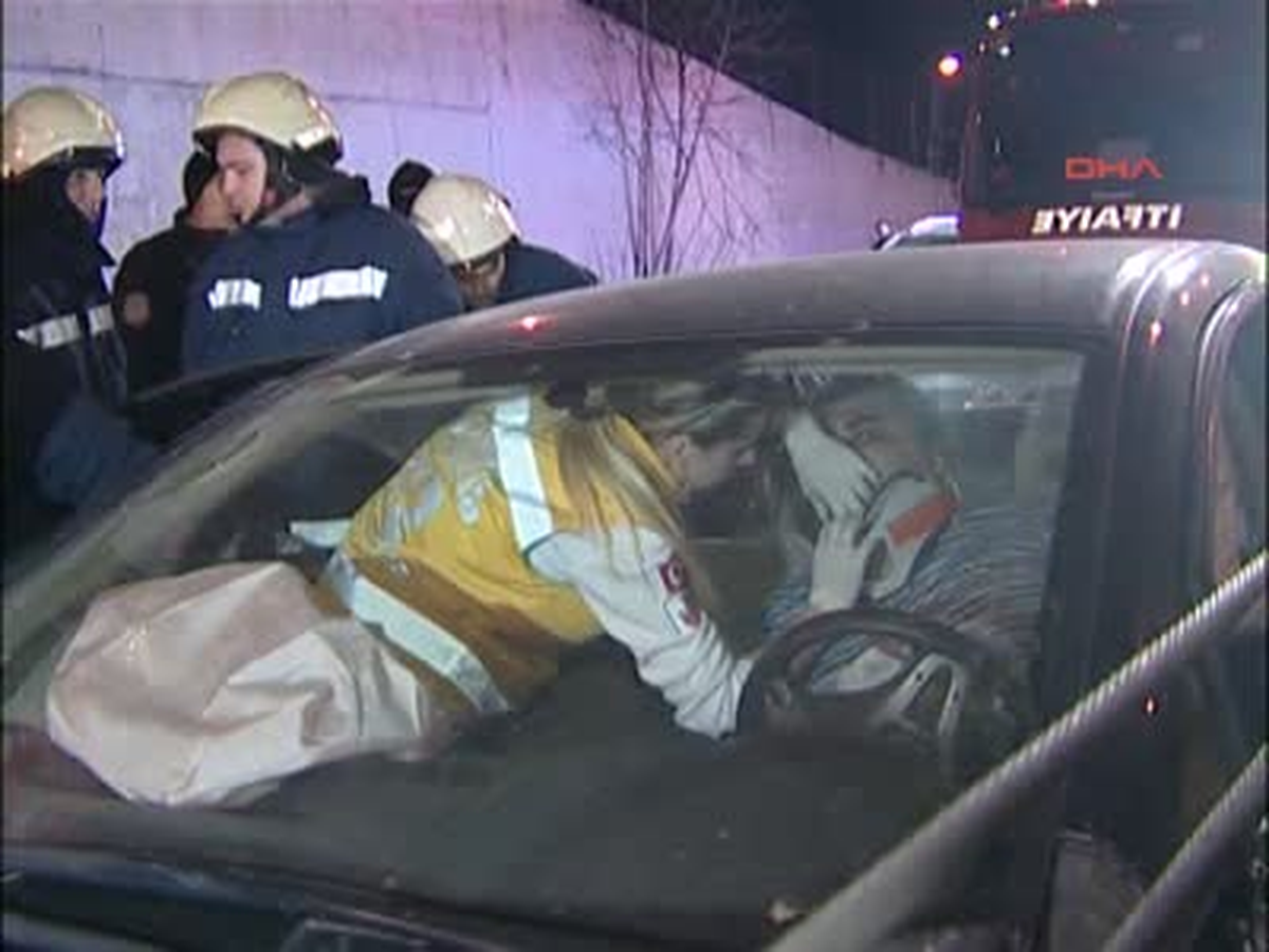 Araçta Sıkışan Sürücüyü İtfaiye Kurtardı