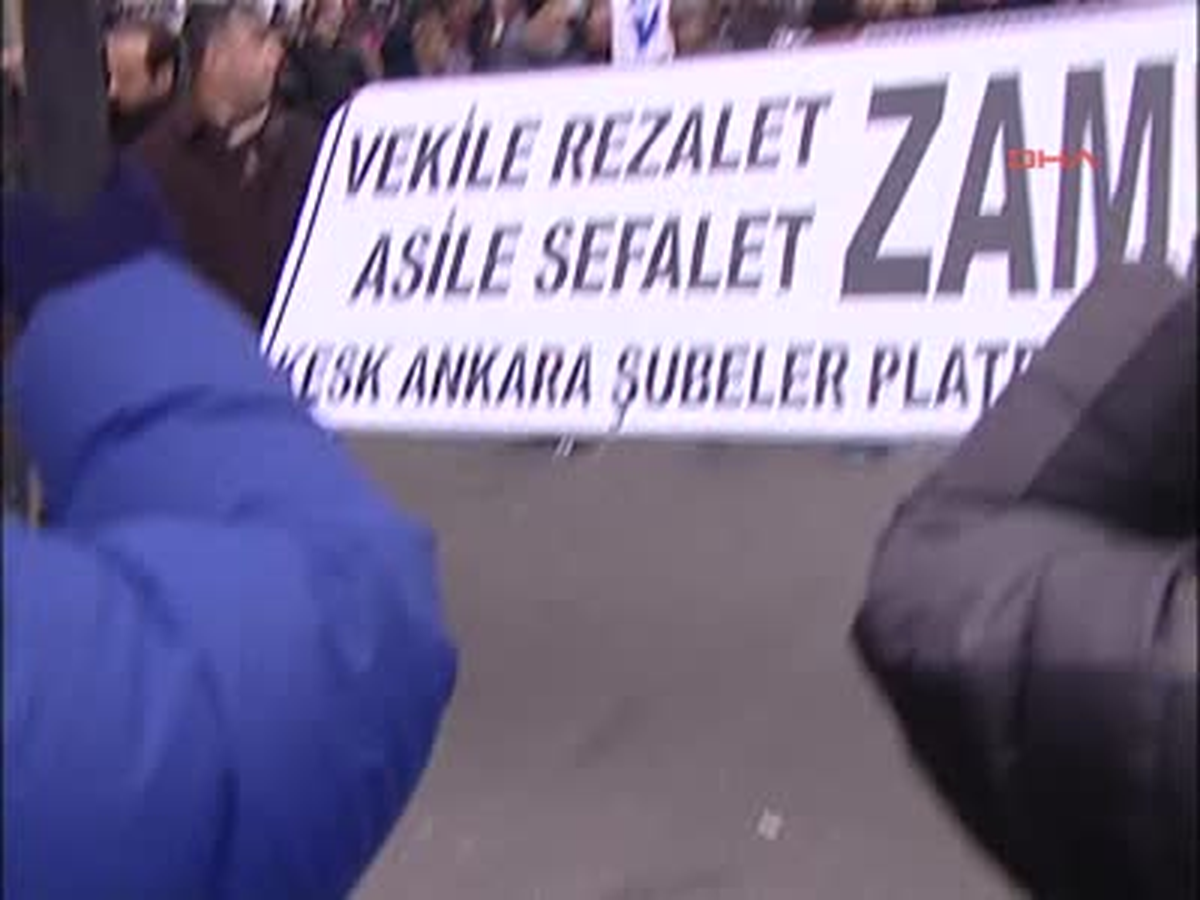 Kesk Üyeleri Başbakanlık Önünde Bordrolarını Yaktı