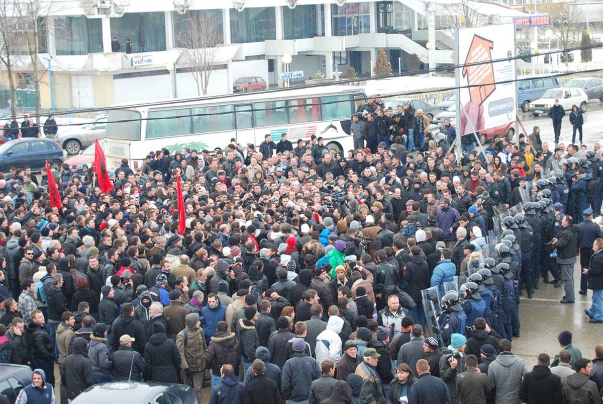 Kosova-Sırbistan Sınırında Protesto Gösterileri: 20 Yaralı