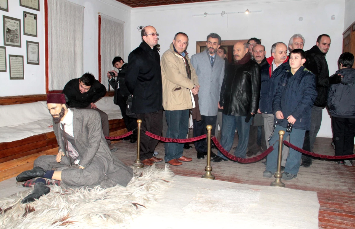 Mehmet Akif Ersoy Atölyesi Kursiyerleri İstiklal Marşı\'nın Yazıldığı Taceddin Dergahı\'nı Gezdi