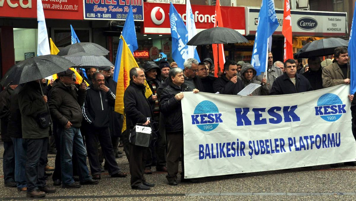 Memurlar Yağmur Altında Bordro Yaktı