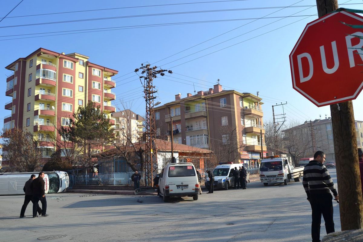 Minibüsler Çarpıştı: 12 Yaralı
