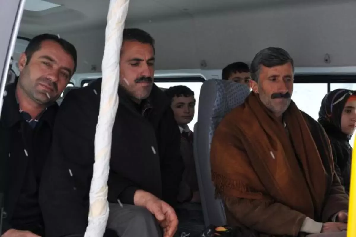 Muş\'ta İl Özel İdare Ekipleri Köylülerin Kar Esaretini Bitirdi