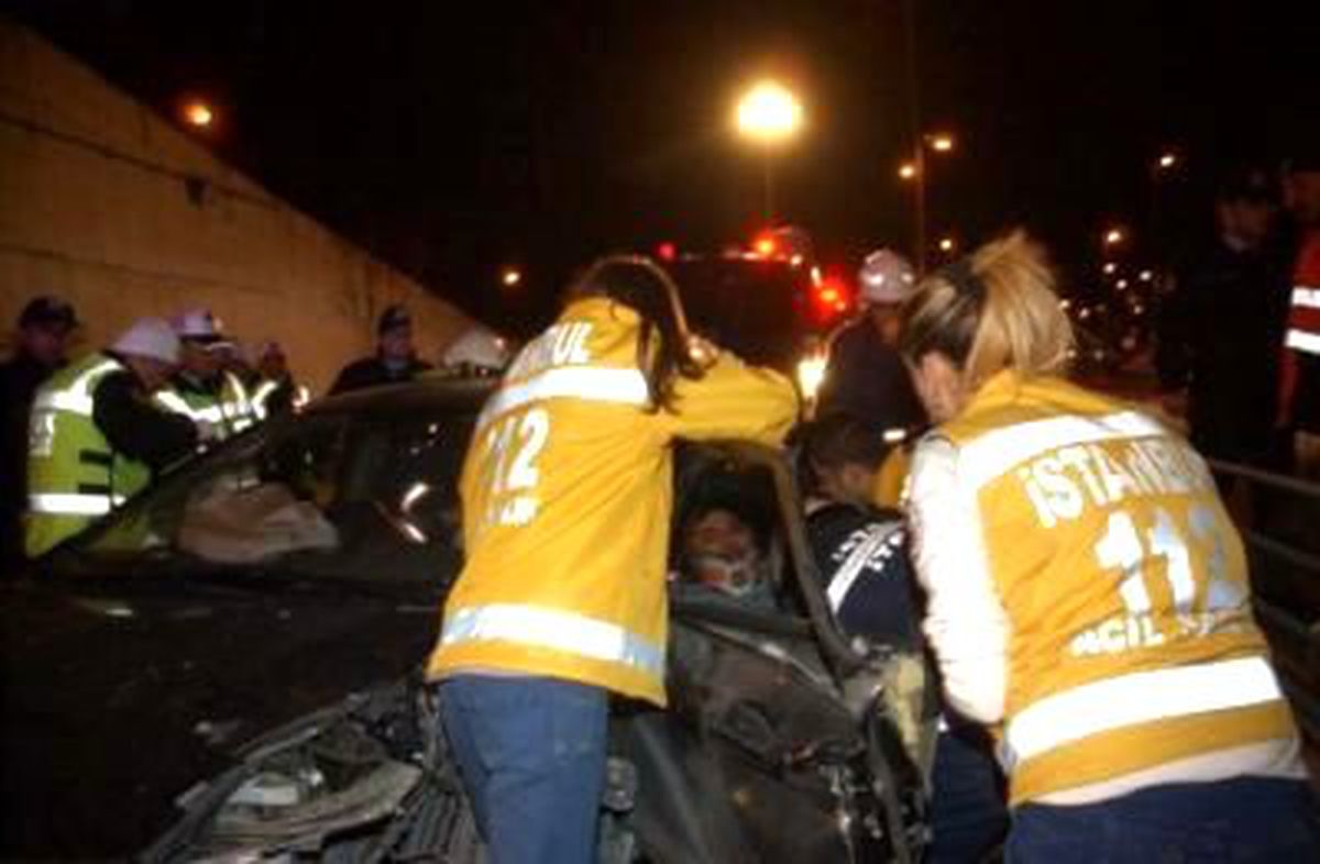 Otomobilde Sıkışan Sürücüyü İtfaiye Kurtardı