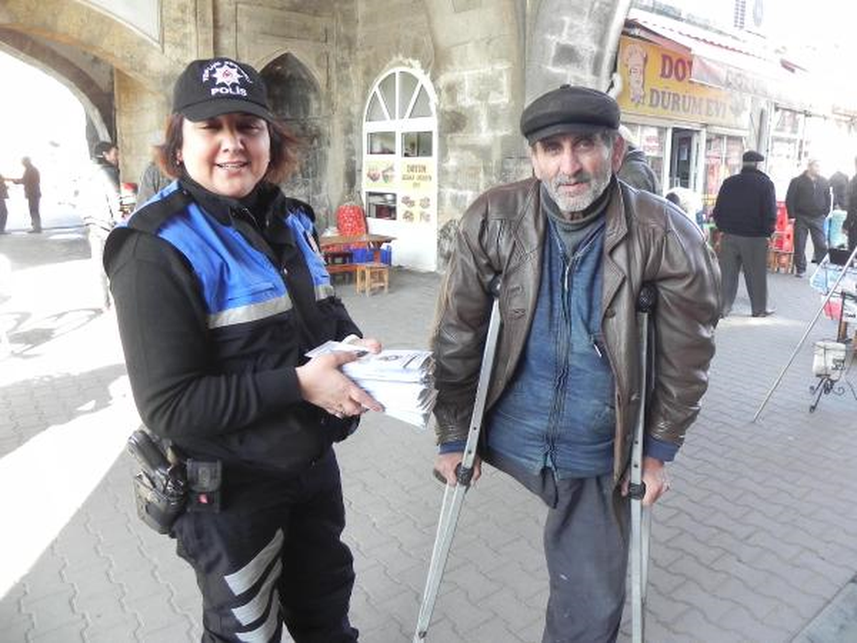 Polisten Dilenciye Broşürlü Uyarı