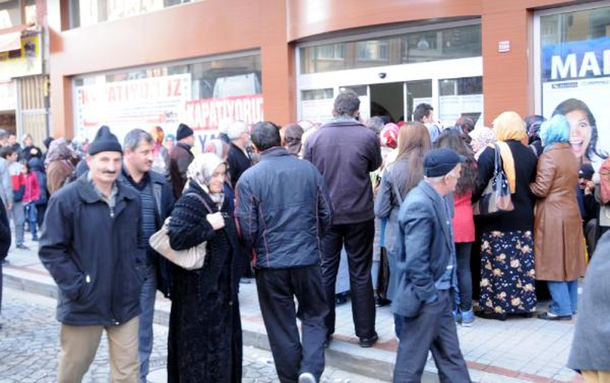Rize\'de Mağaza Açılışında İndirimli Ürün İzdihamı