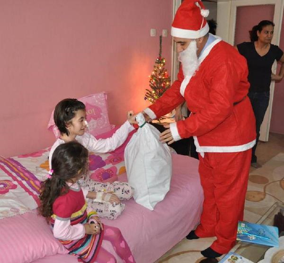 Sağlık Bakanlığı: Noel Baba Kıyafetli Doktora Soruşturma Değil İnceleme