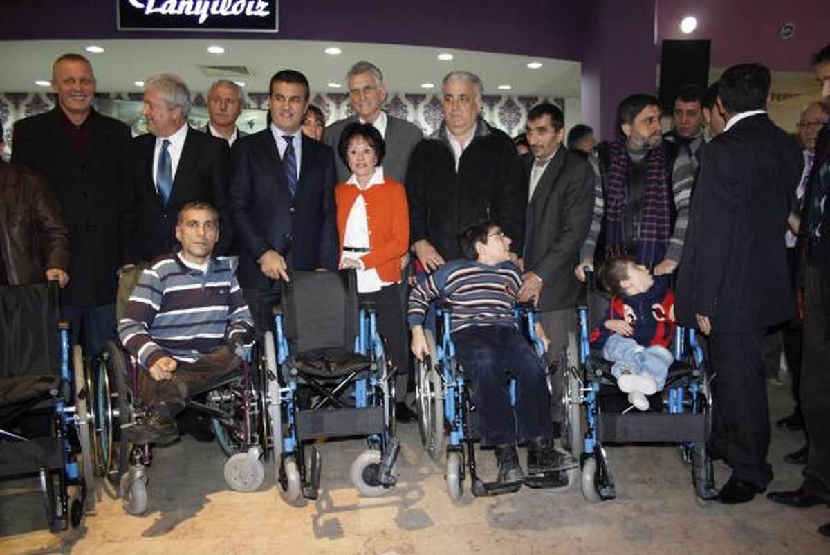 Şişli Belediye Başkanı Sarıgül, İzmit\'te 50 Engelliye Tekerlekli Sandalye Dağıttı