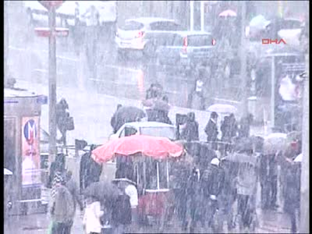 Taksim\'de Lapa Lapa Kar Yağışı