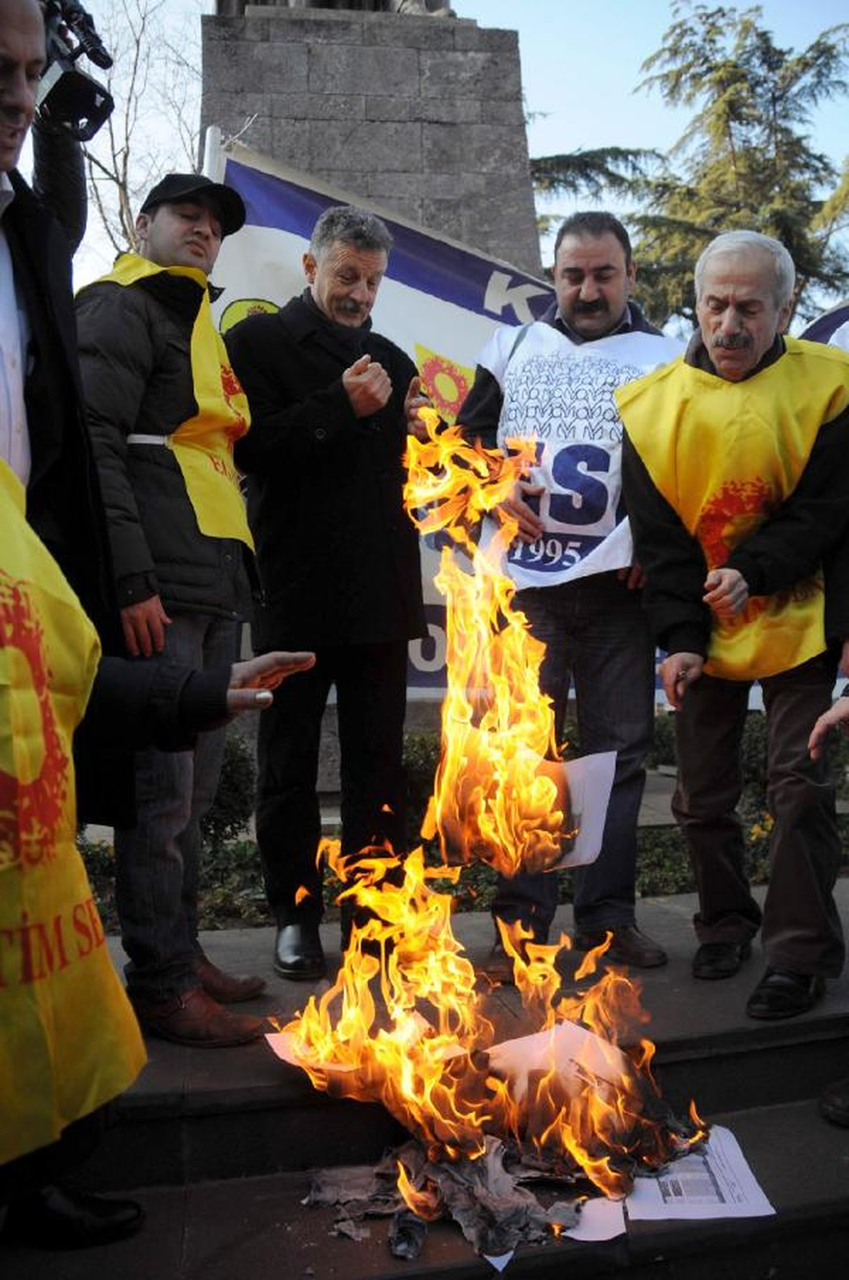 Trabzon\'da Kesk ve Eğitim-İş Üyeleri Bordro Yakıp, Hükümeti Protesto Etti