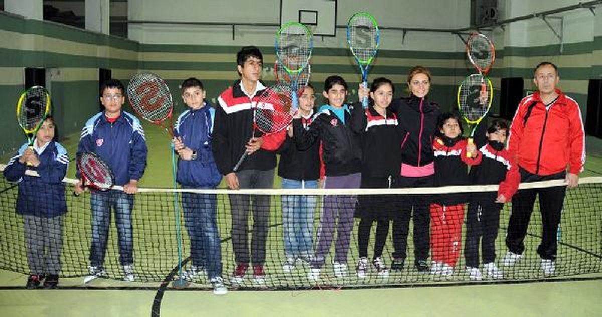 Vanlı Depremzede Çocuklara Tenis Eğitimi