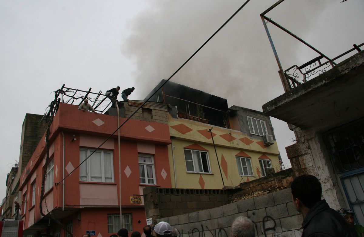 Yangında Kadın ile 5 Yaşındaki Torununu Polis Kurtardı