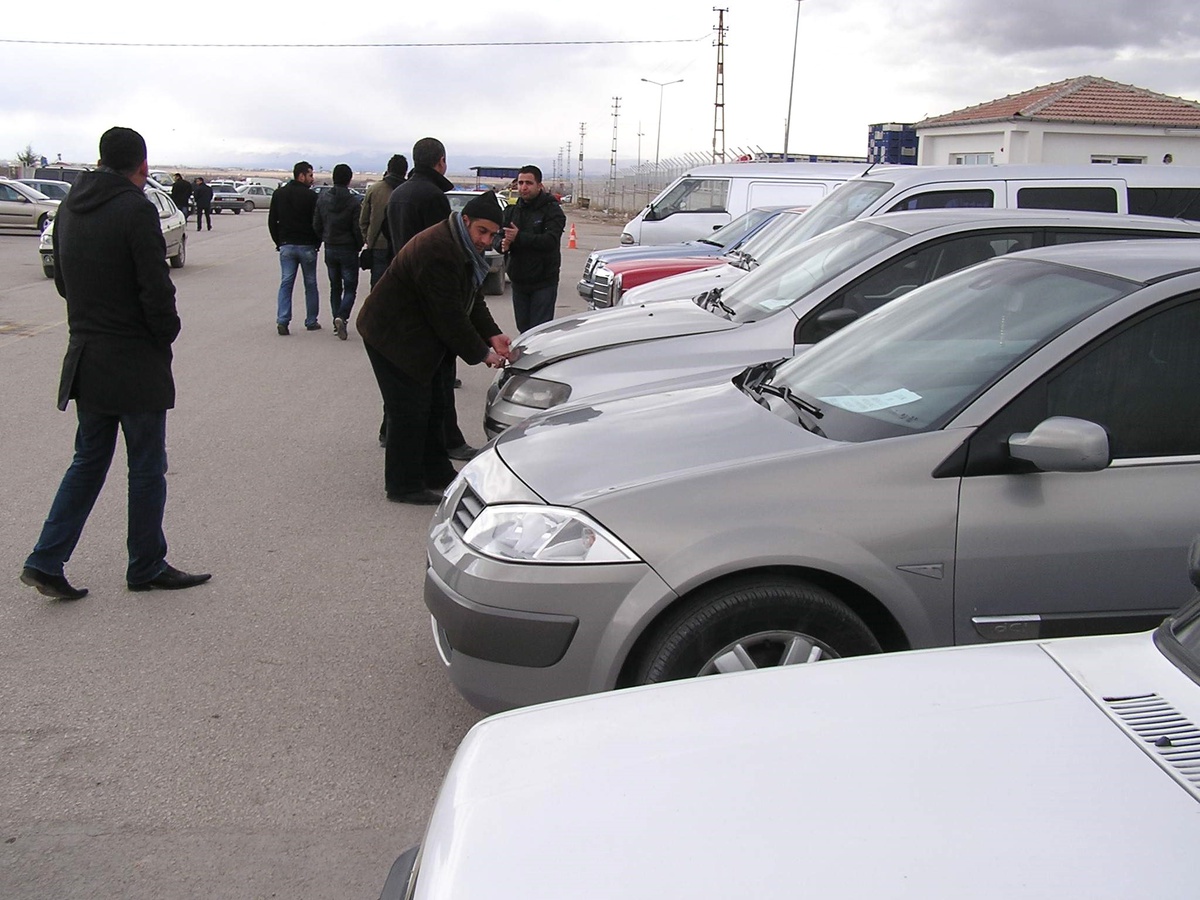 Açık Oto Pazarı\'nda Kuş Uçmuyor