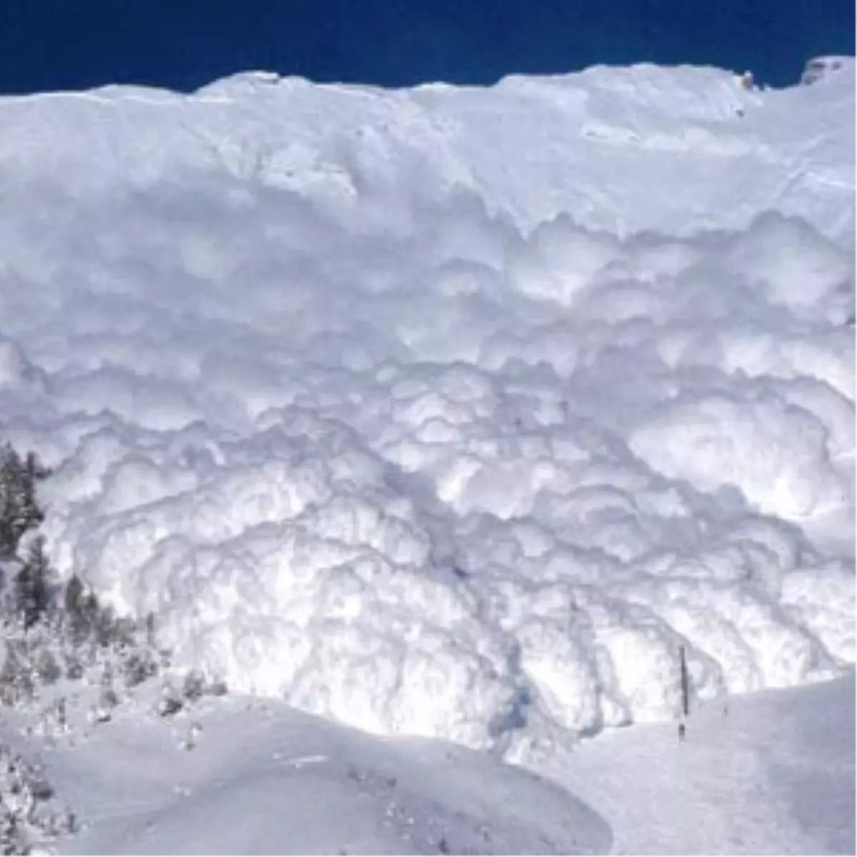 Ağrı-Van Karayoluna Çığ Düştü