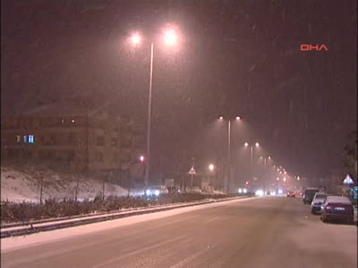 Ankara1başkent\'te Yoğun Kar Yağışı Nedeniyle Köşk Önünde Onlarca Araç Mahsur Kaldı