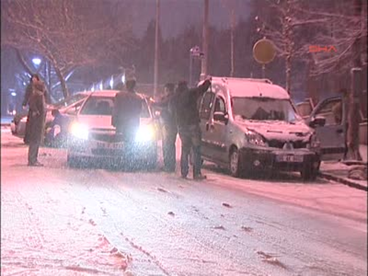 Ankara2başkent\'te Yoğun Kar Yağışı Nedeniyle Köşk Önünde Onlarca Araç Mahsur Kaldı