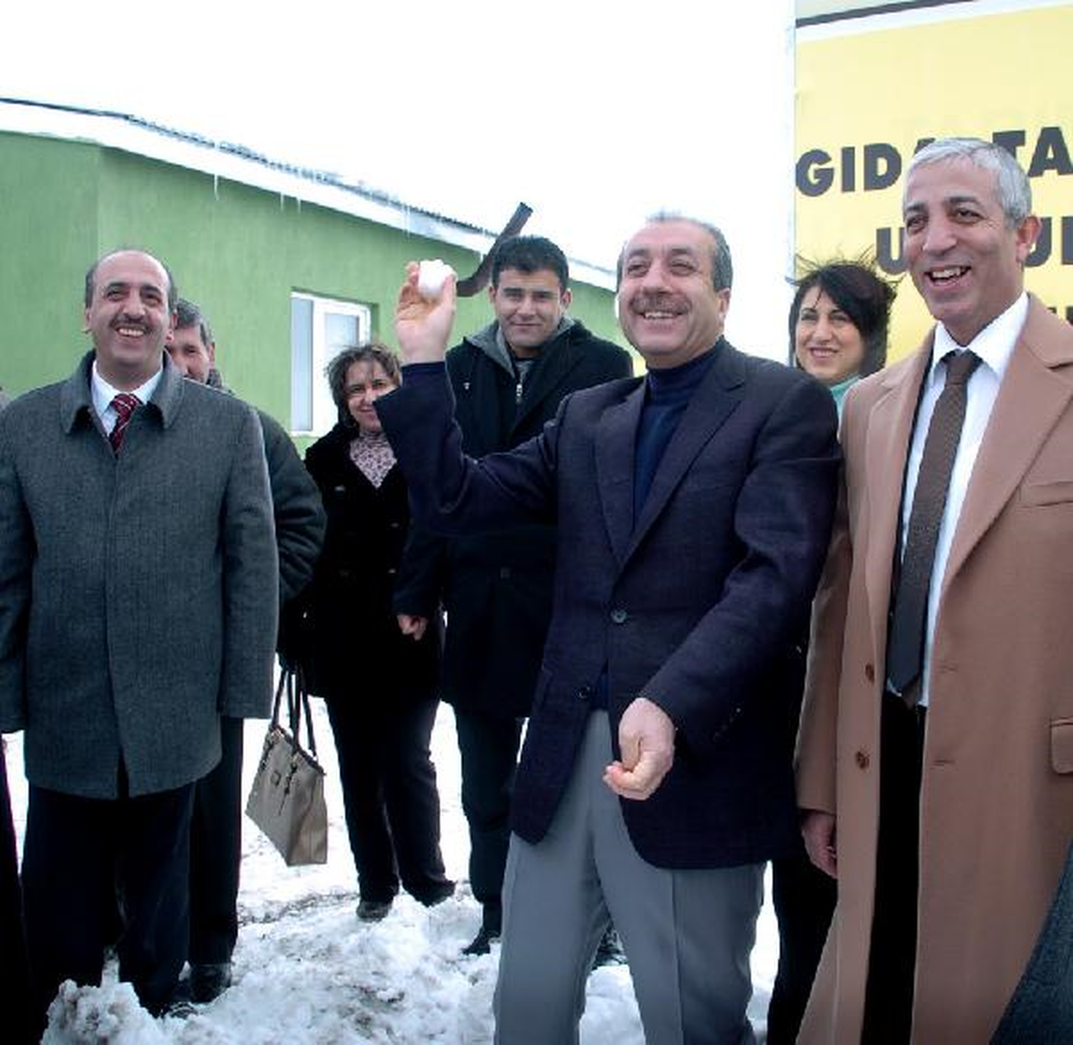 Bakan Eker, Gazetecilerle Kartopu Oynadı