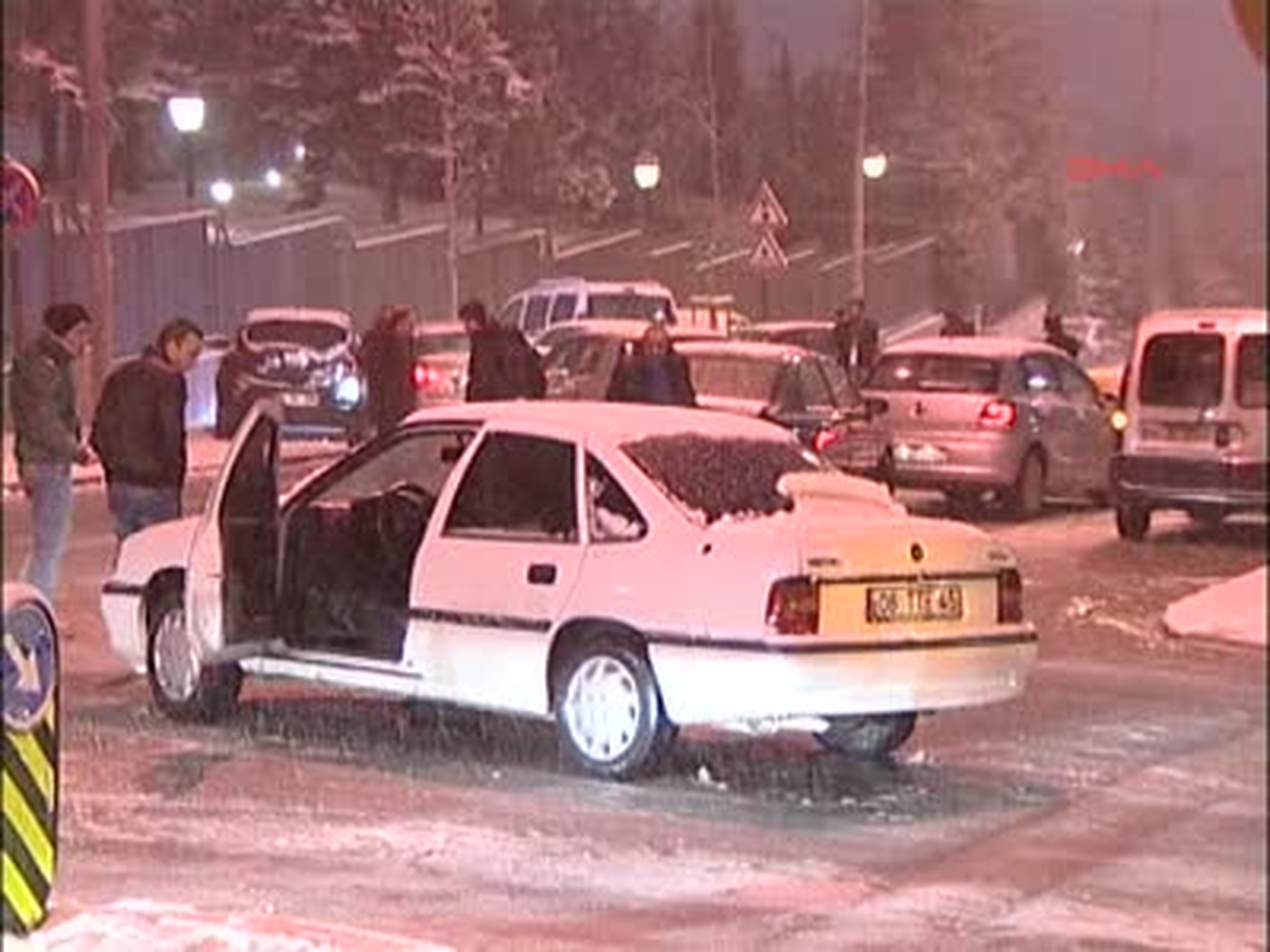 Başkent\'te Yoğun Kar Yağışı Nedeniyle Köşk Önünde Onlarca Araç Mahsur Kaldı Ek