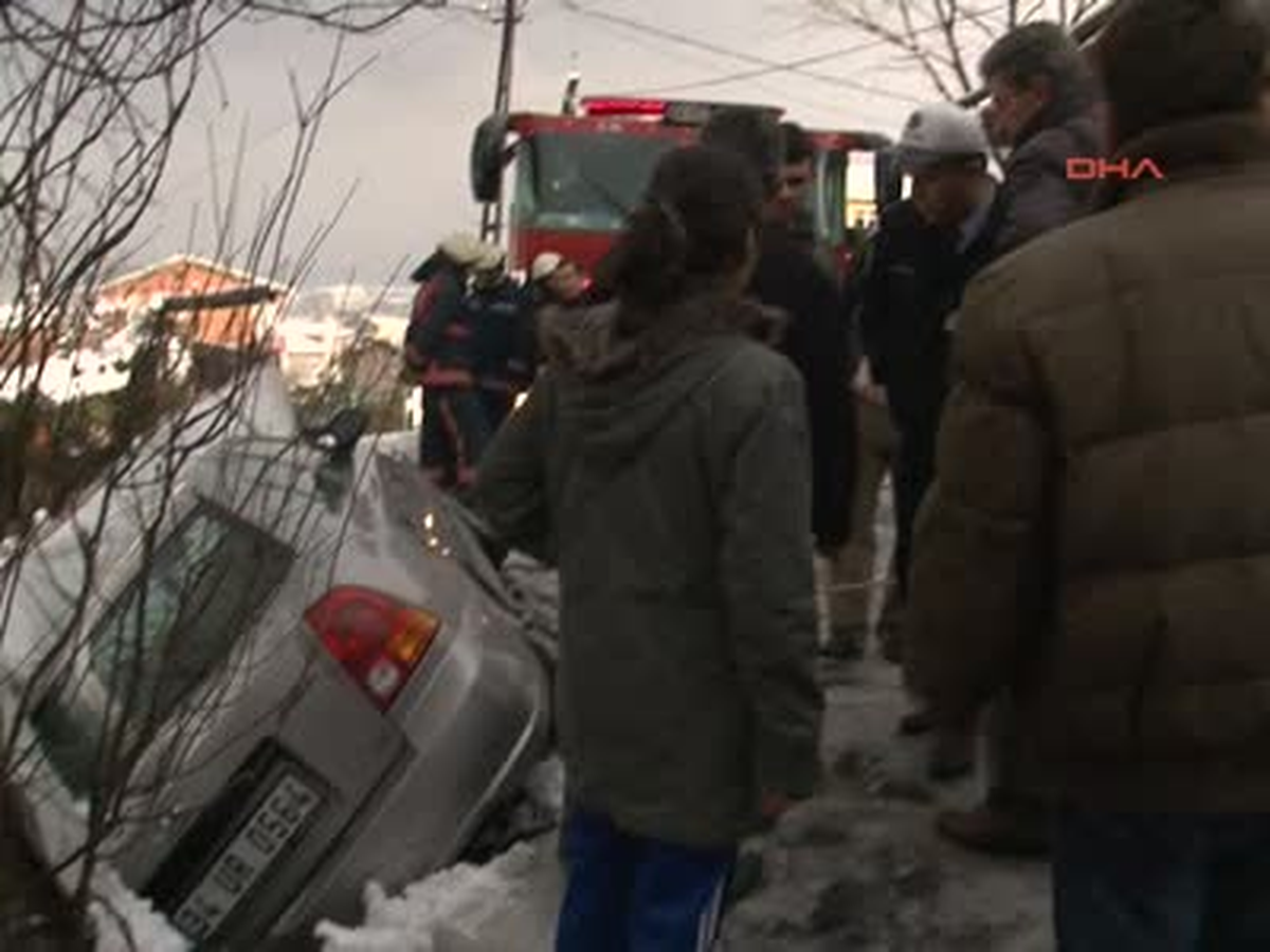 Buzda Kayan Otomobil Gecekondunun Bahçesine Uçtu