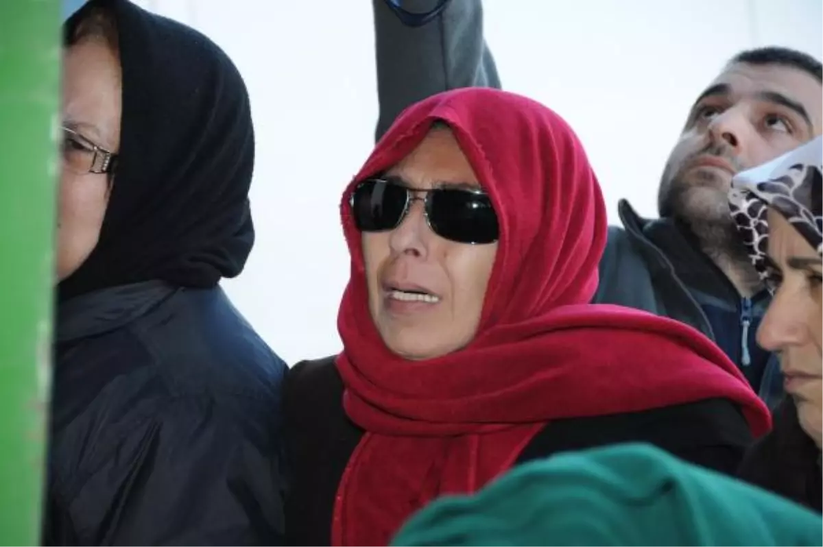 Deniz Dumlupınar\'ın Cenazesi İstanbul\'da