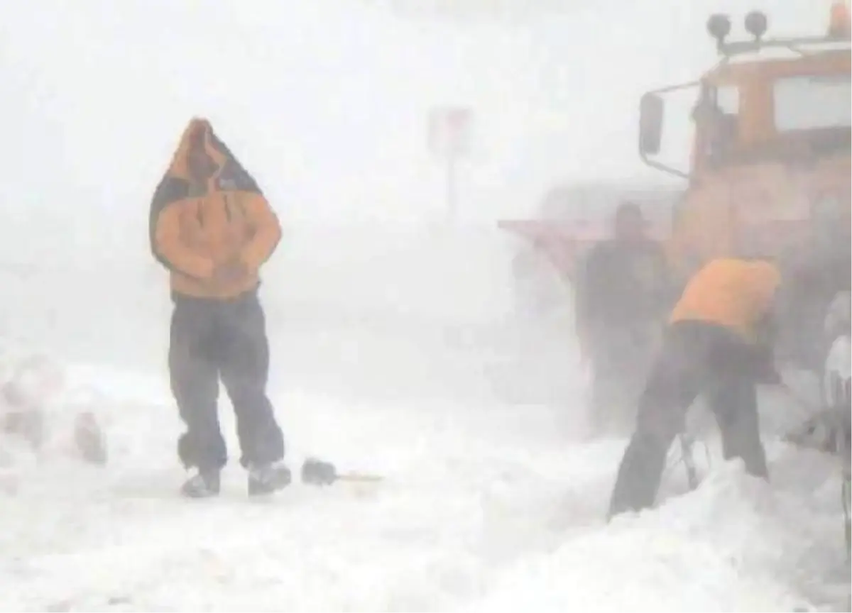 Doğu\'da Kar ve Tipi, Yaşamı Felç Etti