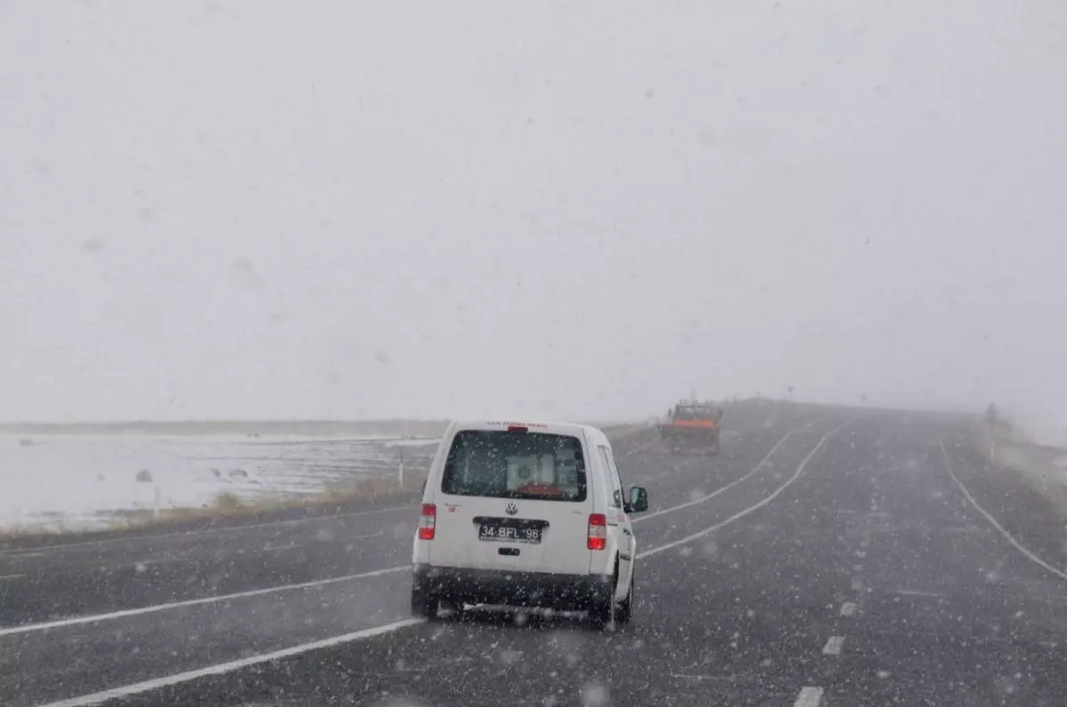 Erzurum\'da Kar ve Tipi Yolları Kapadı