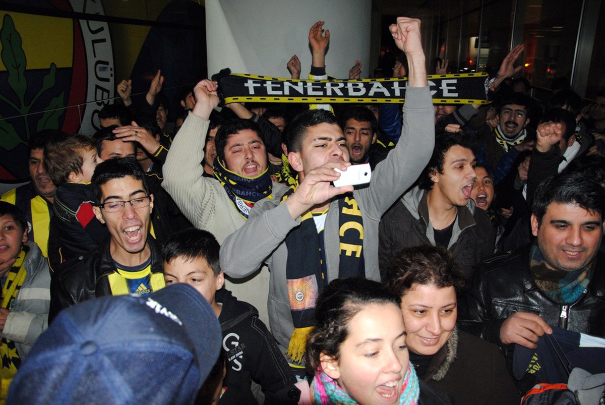 Fenerbahçe\'ye İzmir\'de Coşkulu Karşılama