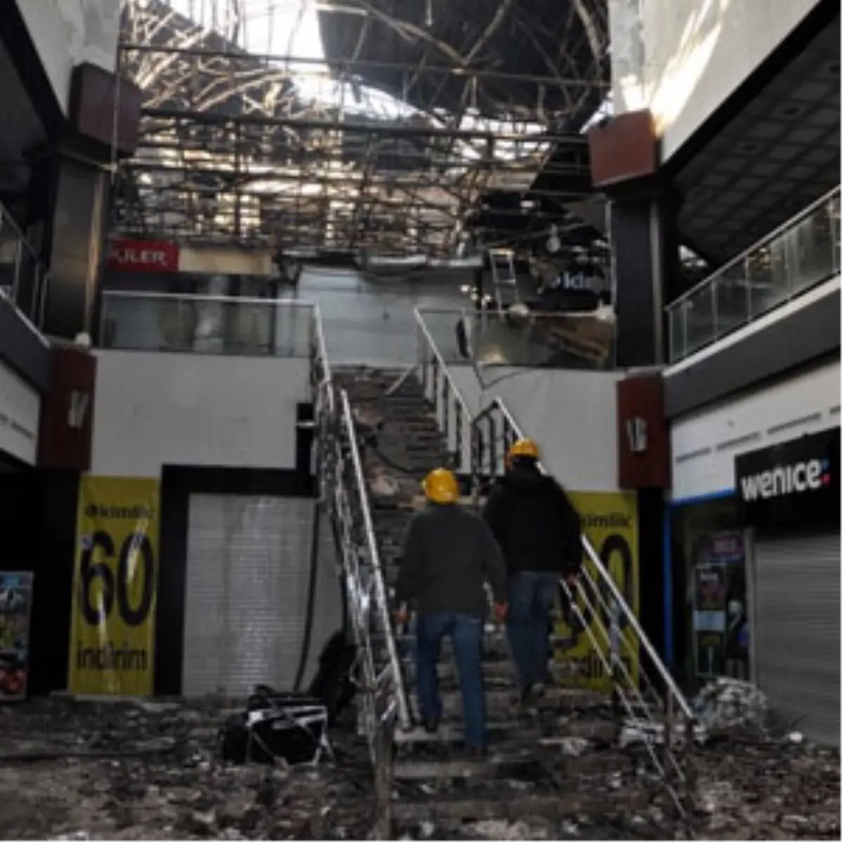 İzmit\'te Yanan Alışveriş Merkezi Harabeye Döndü