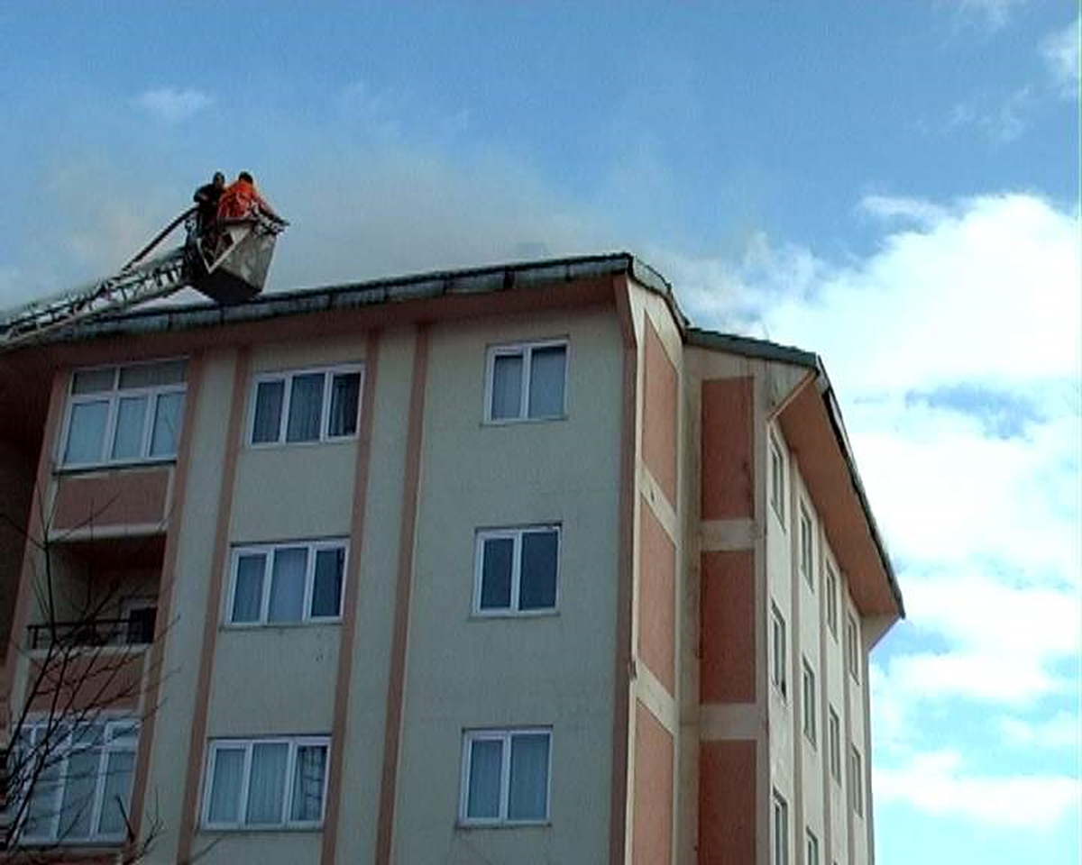 Kars\'ta 5 Katlı Binanın Çatısında Çıkan Yangın Korkuttu