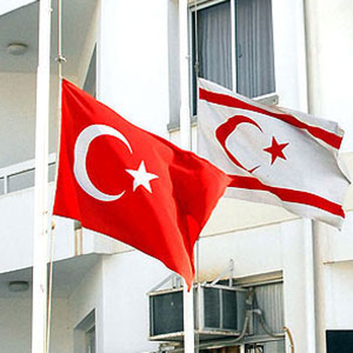 Kıbrıs Meydanı\'ndaki Bayraklar Yarıya İndirildi