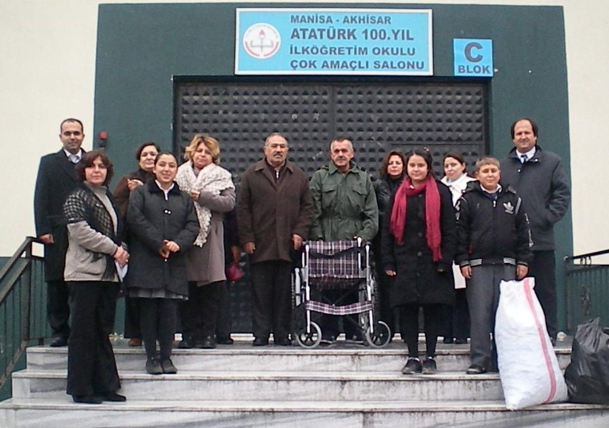 Öğrenciler, Arkadaşlarına Tekerlekli Sandalye Hediye Etti