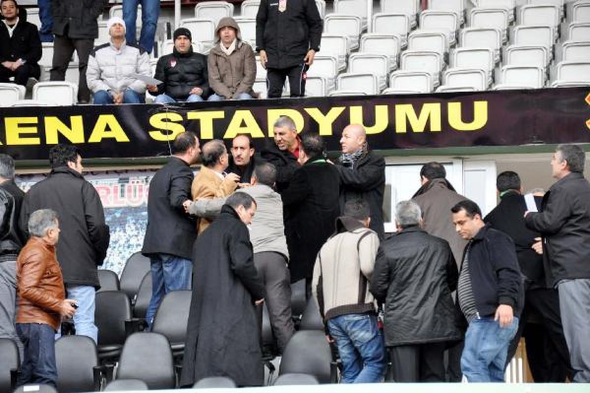 Protokol Tribünündeki Yer Kavgasında Yumruklar Konuştu