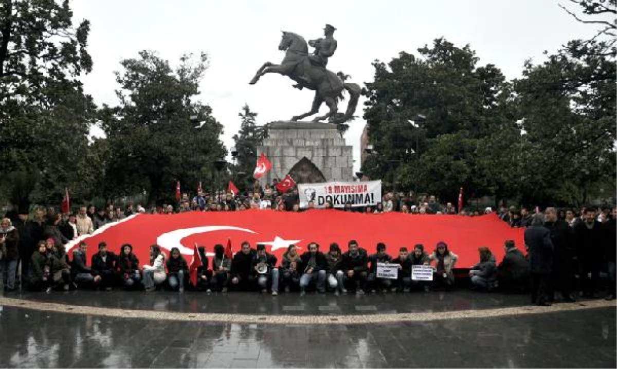 Samsun\'da Gençlerden \'19 Mayısıma Dokunma\' Yürüyüşü