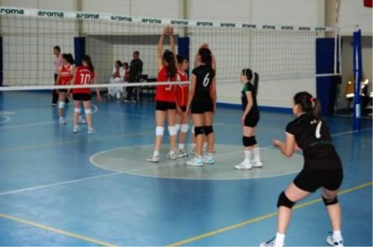 Taşköprüspor Kız Voleybol Takımı Boyabat Eml\'ye İlk Maçında Boyun Eydi