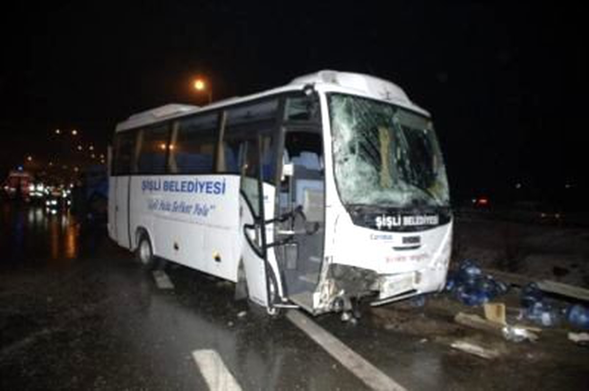 Tuzla'da Çok Sayıda Aracın Karıştığı Trafik Kazası Yaşandı.