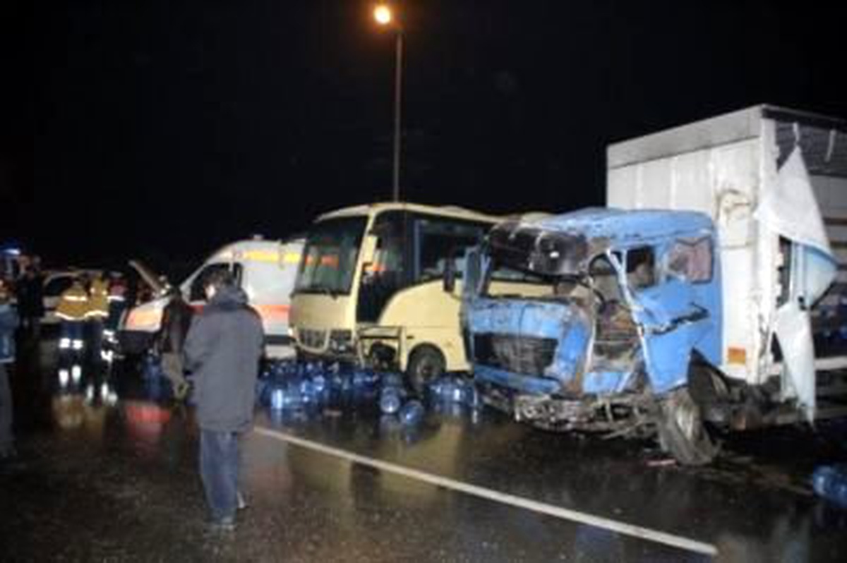 Tuzla'da Zincirleme Trafik Kazası: 3 Ölü